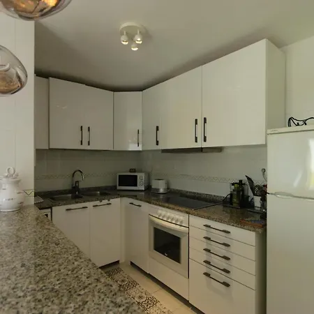 1 Min To The 2 Apartment *