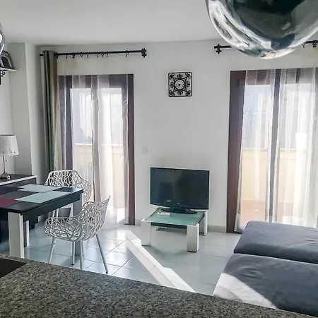 1 Min To The 2 Apartment